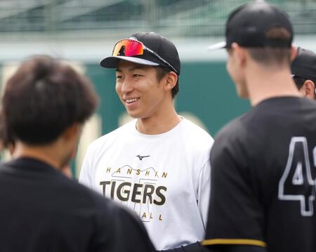 合流し笑顔を見せる茨木（撮影・西田忠信）