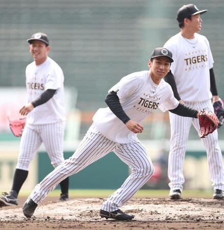 明るい雰囲気の中、ノックを受ける阪神・茨木秀俊＝甲子園（撮影・西田忠信）