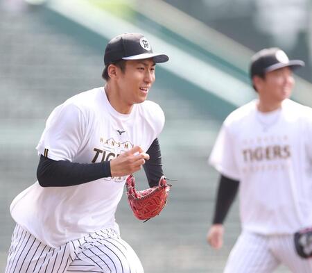 投内連係に取り組む茨木（撮影・西田忠信）