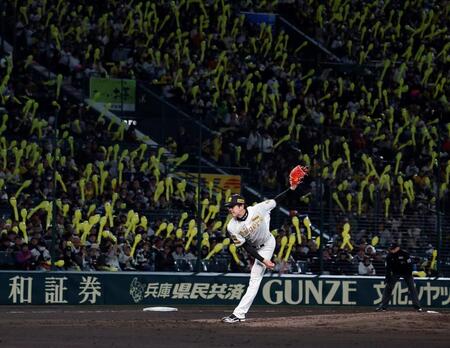 ジェット風船を背に投球する才木（撮影・西田忠信）