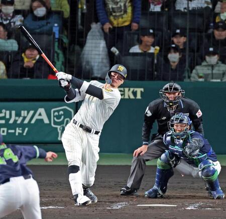 ８回、２ランを放つ佐藤輝（撮影・立川洋一郎）