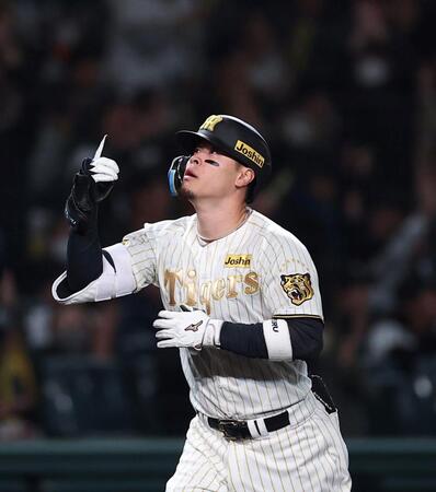 ８回、２ランを放ち生還する佐藤輝（撮影・西田忠信）