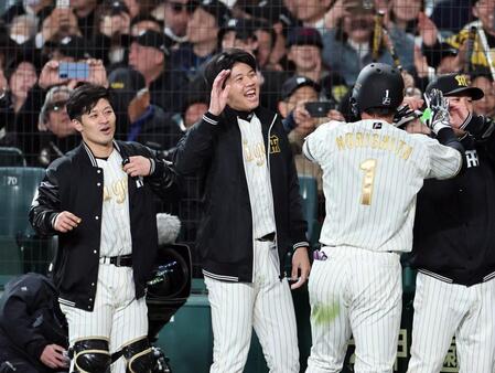 ５回、２ランを放った森下を迎える才木（撮影・田中太一）