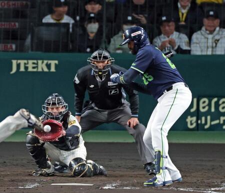 ８回、見逃し三振に倒れるサンタナ（撮影・立川洋一郎）