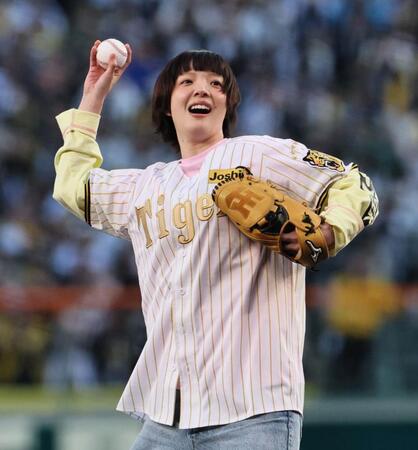 始球式で投げ込むあいみょん（撮影・田中太一）