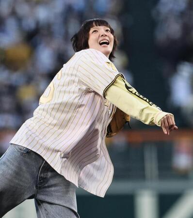 始球式で投げるあいみょん（撮影・田中太一）