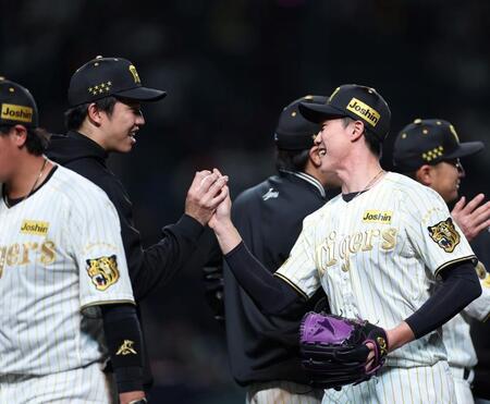 ウイニングボールを才木に渡す湯浅（右）＝撮影・西田忠信