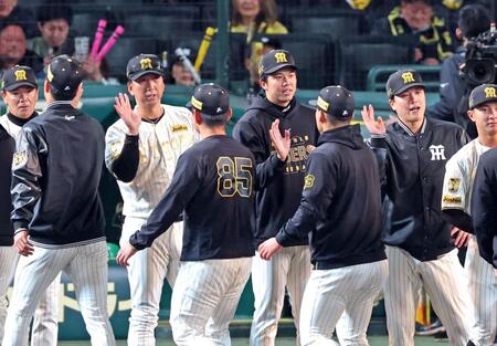 ナインと勝利のタッチを交わす才木（中央右）と藤川監督（同左）＝撮影・立川洋一郎