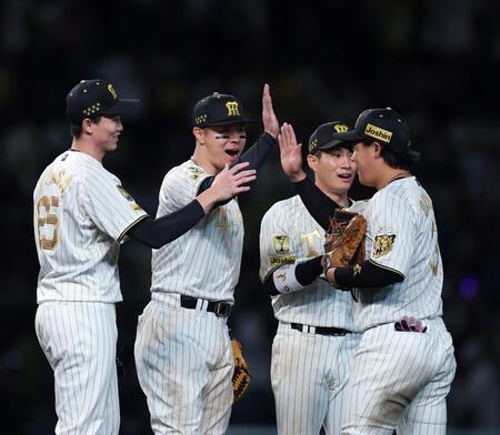 ヤクルトに勝利し、ナインと喜ぶ佐藤輝（左から２人目）＝撮影・西田忠信