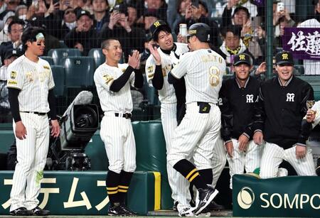 ８回、２ランを放った佐藤輝を迎える才木（撮影・田中太一）