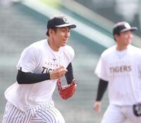 投内連係に取り組む茨木（撮影・西田忠信）