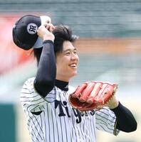 　笑顔で練習に取り組む才木