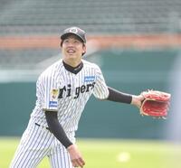 明るい表情でキャッチボールする才木（撮影・西田忠信）