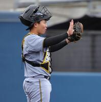 １回、嶋村の二塁への送球がラグズデールにあたり、謝る嶋村（撮影・坂部計介）