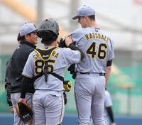 １回、打者・森友の時、二塁への送球がラグズデールにあたり、マウンドで声をかける嶋村（撮影・坂部計介）