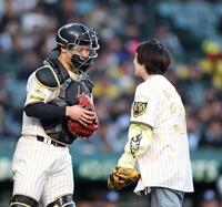 始球式を終えたあいみょん（右）と言葉を交わす坂本（撮影・西田忠信）