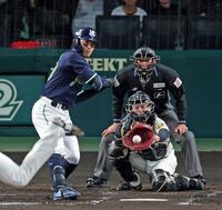 ３回、見逃し三振に倒れる武岡（撮影・立川洋一郎）