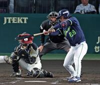 ３回、空振り三振に倒れる小川（撮影・立川洋一郎）