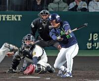 ５回、空振り三振に倒れる小川（撮影・立川洋一郎）