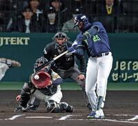 ６回、空振り三振に倒れるサンタナ（撮影・立川洋一郎）