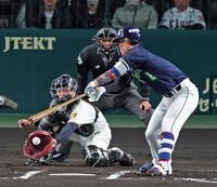 ６回、空振り三振に倒れる古賀（撮影・立川洋一郎）