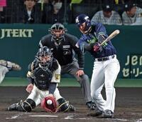 ７回、空振り三振に倒れる伊藤（撮影・立川洋一郎）