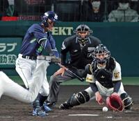 ５回、空振り三振に倒れる武岡（撮影・立川洋一郎）