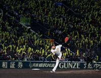 ジェット風船を背に投球する才木（撮影・西田忠信）