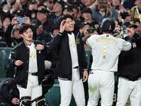 ５回、２ランを放った森下を迎える才木（撮影・田中太一）