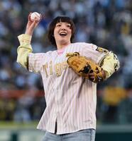 始球式で投げ込むあいみょん（撮影・田中太一）