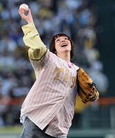 始球式で投げ込むあいみょん（撮影・田中太一）