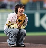 始球式で投げ、座り込むあいみょん（撮影・田中太一）