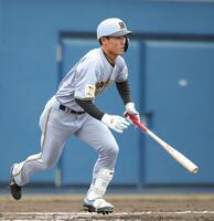 ３回、戸井は右前打を放つ（撮影・坂部計介）