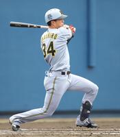 ３、岡城は投手内野安打を放つ（撮影・坂部計介）