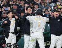 ５回、２ランを放った森下を迎える才木（撮影・田中太一）