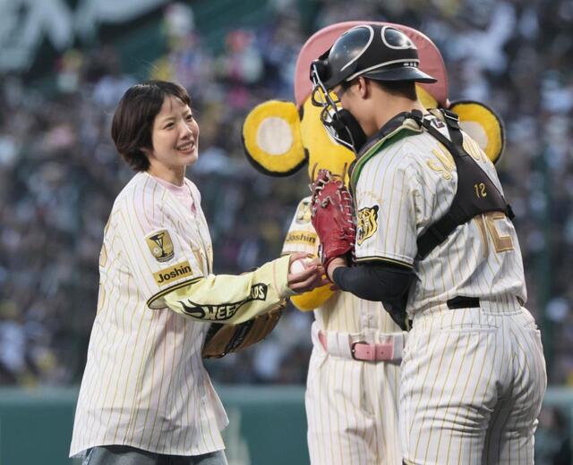 あいみょんが甲子園で始球式 坂本のストライク要求に応えて見事なノー