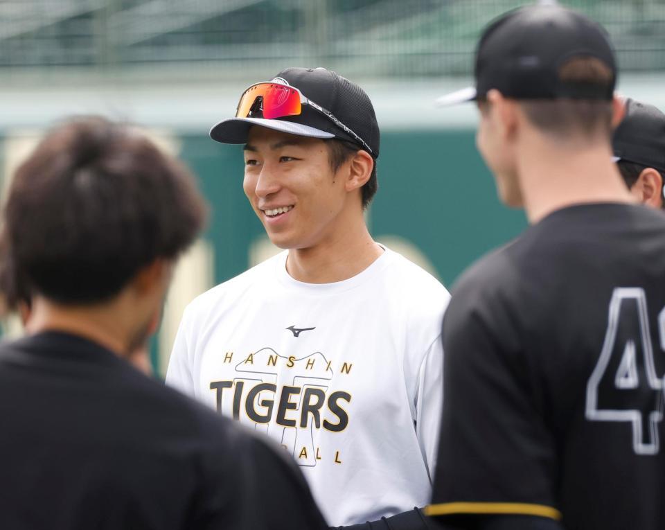 合流し笑顔を見せる茨木（撮影・西田忠信）