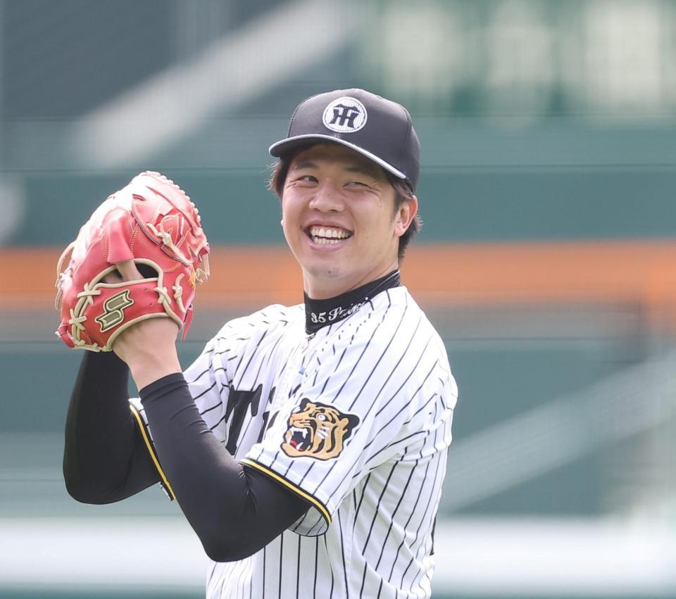 笑顔を見せる才木（撮影・西田忠信）