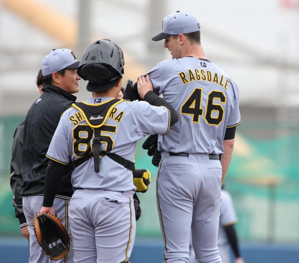 １回、打者・森友の時、二塁への送球がラグズデールにあたり、マウンドで声をかける嶋村（撮影・坂部計介）