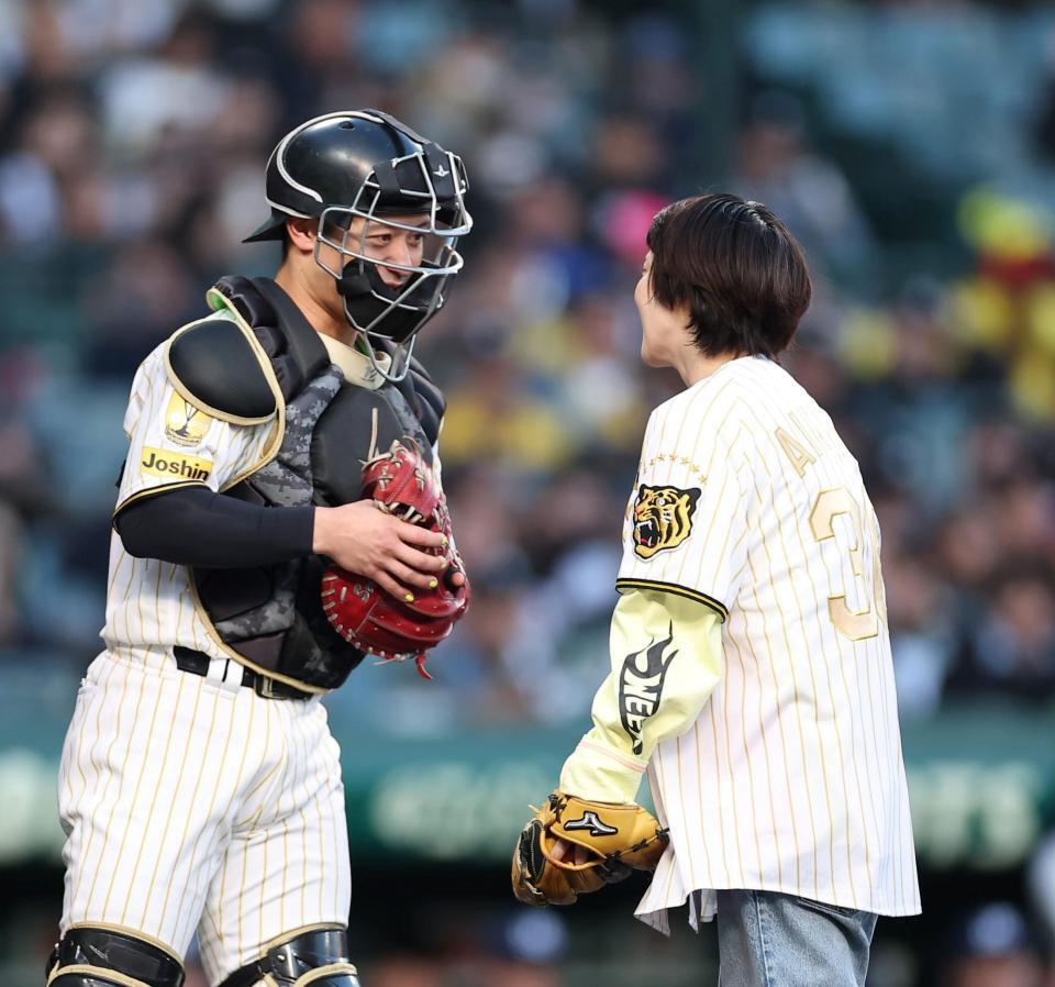 始球式を終えたあいみょん（右）と言葉を交わす坂本（撮影・西田忠信）