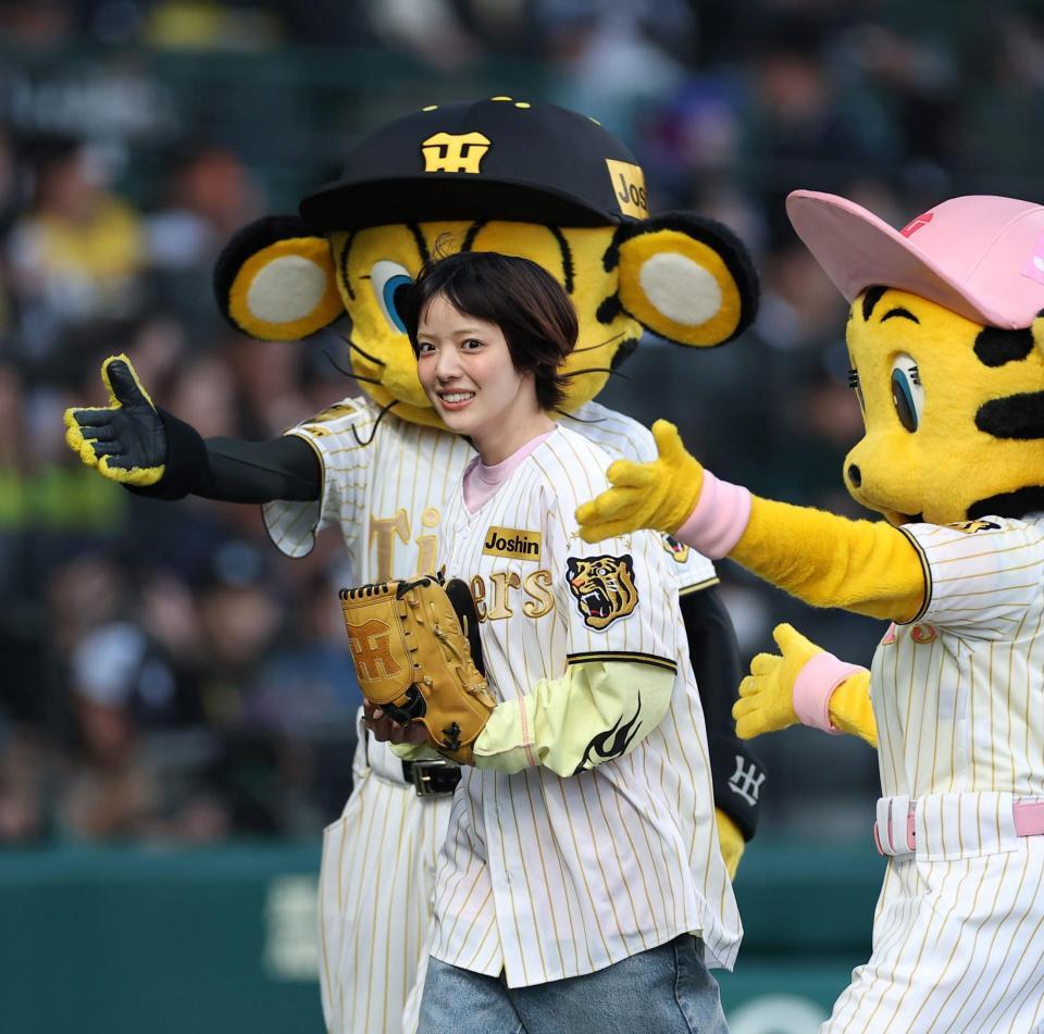 始球式を務めたあいみょん（撮影・西田忠信）