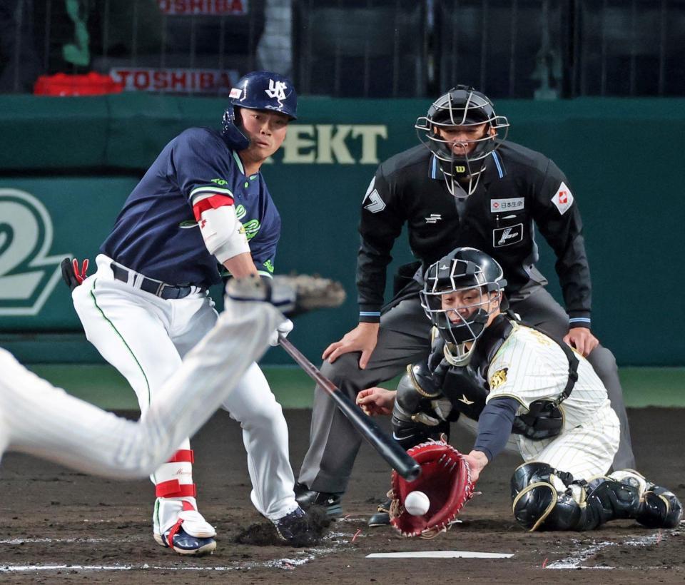 ３回、空振り三振に倒れる丸山（撮影・立川洋一郎）