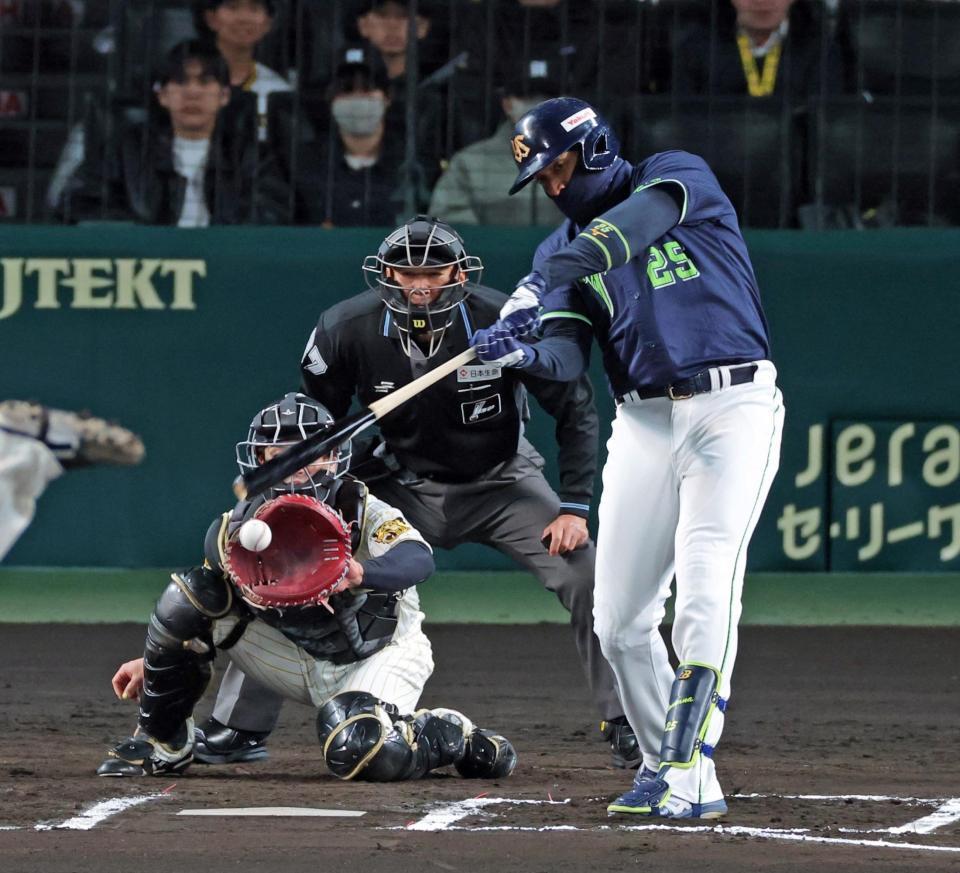 ６回、空振り三振に倒れるサンタナ（撮影・立川洋一郎）