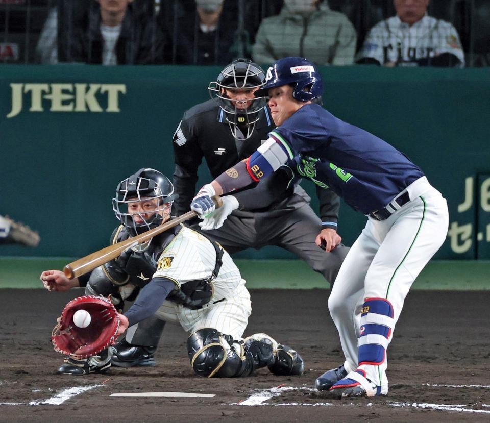 ６回、空振り三振に倒れる古賀（撮影・立川洋一郎）