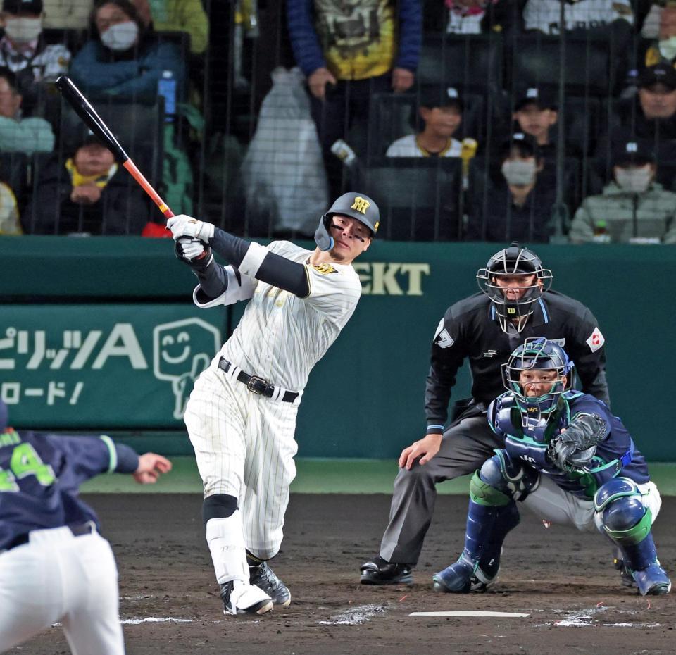 ８回、２ランを放つ佐藤輝（撮影・立川洋一郎）