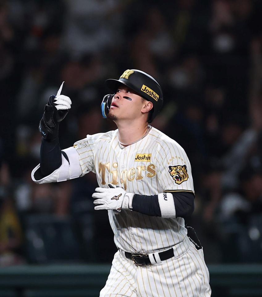 ８回、２ランを放ち生還する佐藤輝（撮影・西田忠信）