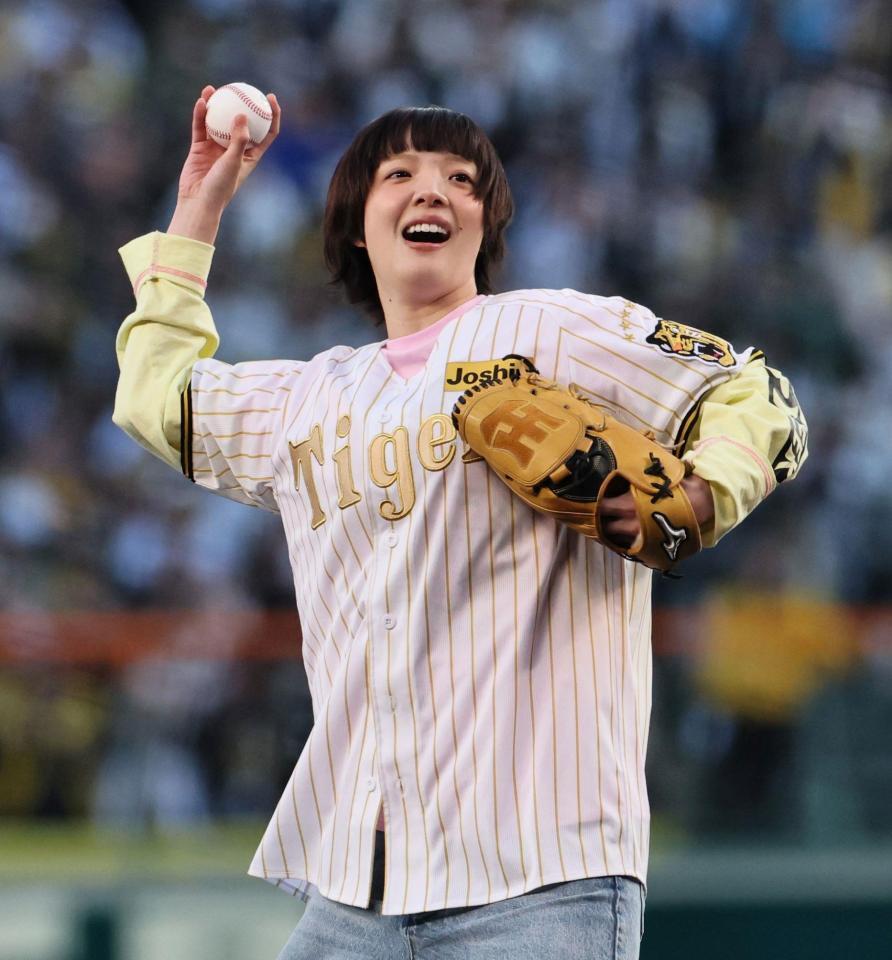 始球式で投げ込むあいみょん（撮影・田中太一）