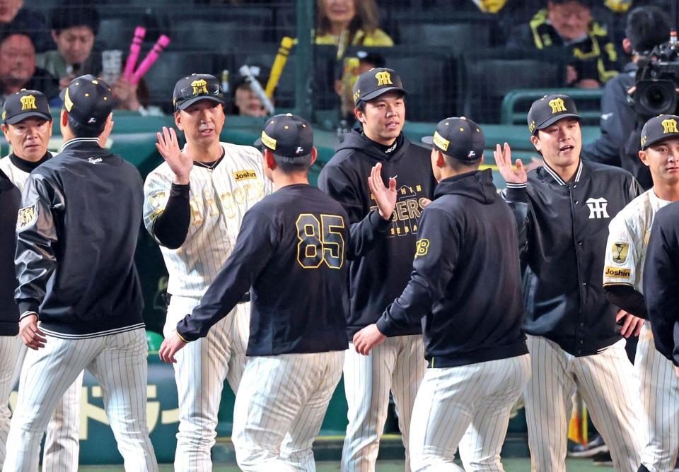 ナインと勝利のタッチを交わす才木（中央右）と藤川監督（同左）＝撮影・立川洋一郎