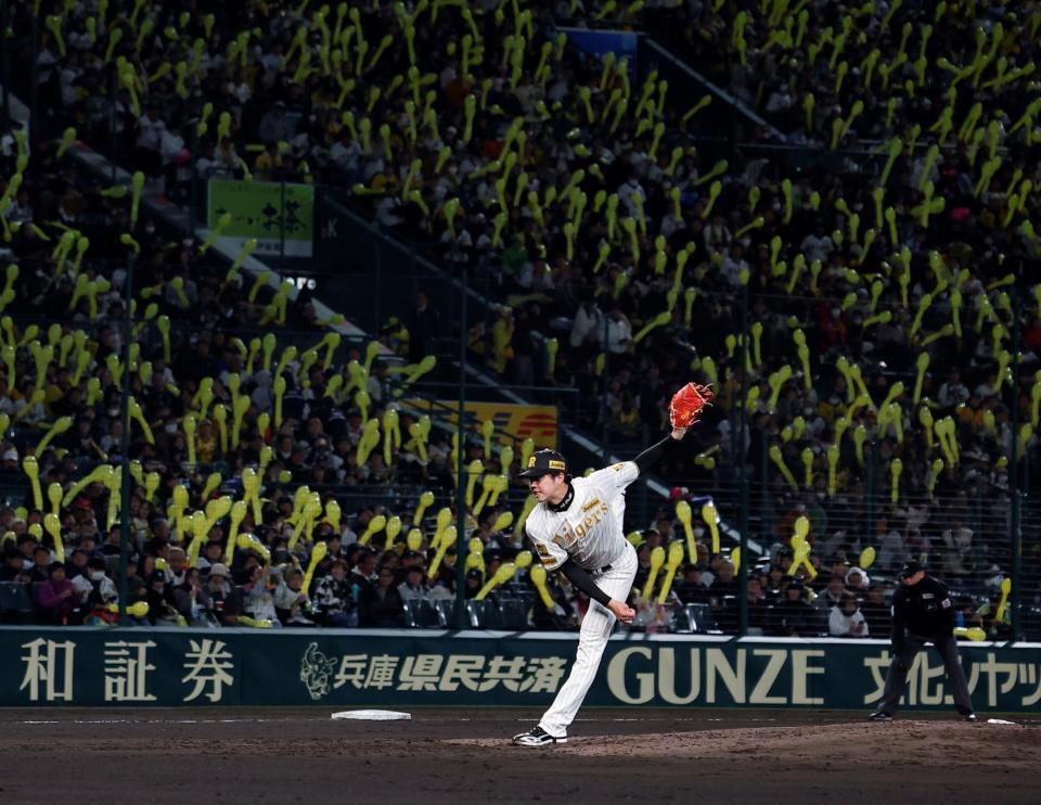 ジェット風船を背に投球する才木（撮影・西田忠信）