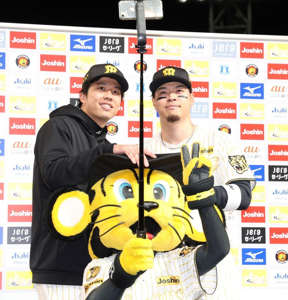 お立ち台でトラッキーと写真に納まる才木（左）と佐藤輝（撮影・西田忠信）